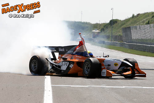 FOTO’S: Coronel en Van Buuren; bruut geweld en rookgordijnen